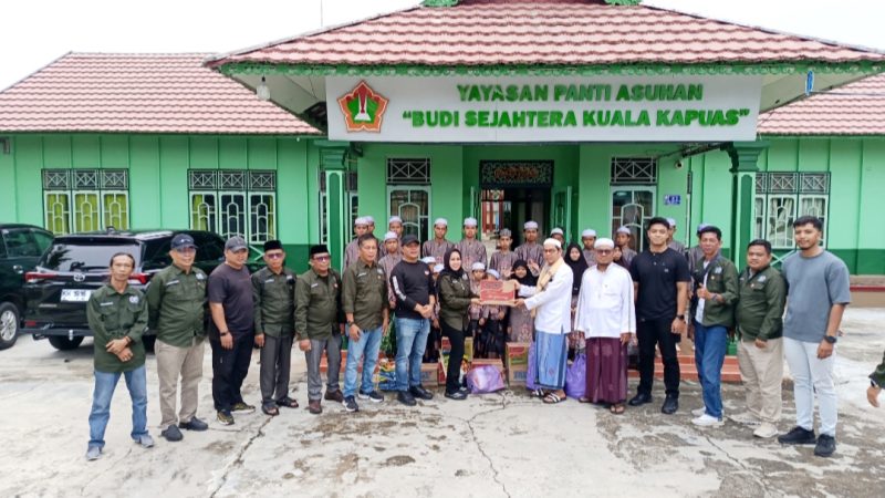 Jajaran Persatuan Wartawan Indonesia (PWI) Kabupaten Kapuas menyalurkan bantuan sembako ke panti asuhan, Senin (9/3/2026) sore. 