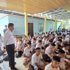 Kepala Badan Kesbangpol Kabupaten Kapuas, Yunabut, didampingi Kepala Bidang Ideologi dan Wawasan Kebangsaan, Nanang Taufik saat meninjau pelaksanaan tes kesehatan calon Paskibraka Kabupaten Kapuas, Rabu (1/4/2026) di Aula Badan Kesatuan Bangsa dan Politik (Bakesbangpol) Kabupaten Kapuas.