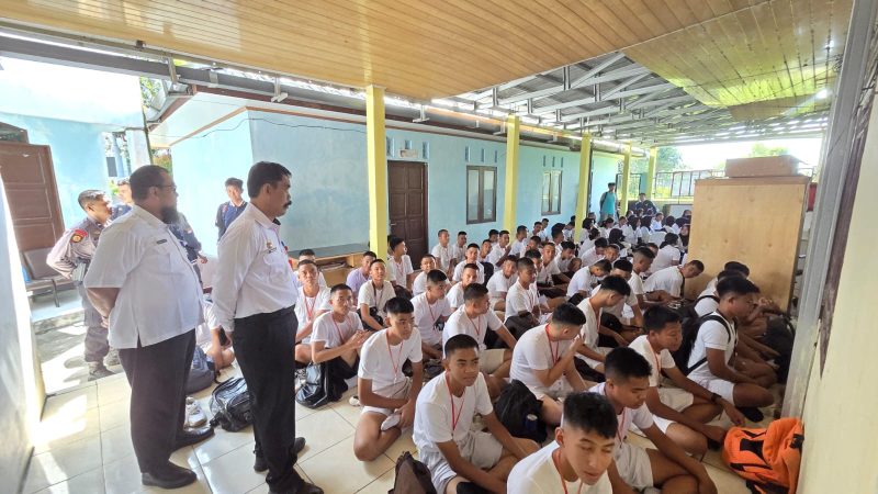 Kepala Badan Kesbangpol Kabupaten Kapuas, Yunabut, didampingi Kepala Bidang Ideologi dan Wawasan Kebangsaan, Nanang Taufik saat meninjau pelaksanaan tes kesehatan calon Paskibraka Kabupaten Kapuas, Rabu (1/4/2026) di Aula Badan Kesatuan Bangsa dan Politik (Bakesbangpol) Kabupaten Kapuas.