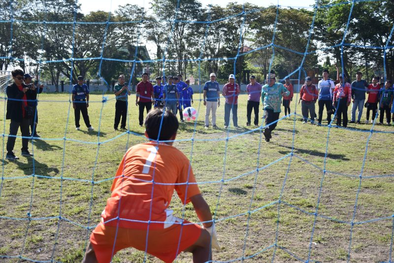 Bupati Kapuas Muhammad Wiyatno melakukan tendangan bola pertama sebagai tanda dibukanya Turnamen Sepak Bola Usia Dini Piala Kadisdik Kabupaten Kapuas Seri IV Tahun 2026 di Stadion Panunjung Tarung, Kuala Kapuas, Jumat (24/4/2026) pagi.