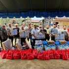 Bupati Kapuas HM Wiyatno didampingi Sekretaris Daerah Usis I Sangkai saat menyerahkan bantuan kepada warga yang terdampak musibah kebakaran di Desa Jakatan Masaha, Kecamatan Mandau Talawang, Sabtu (25/4/2026).