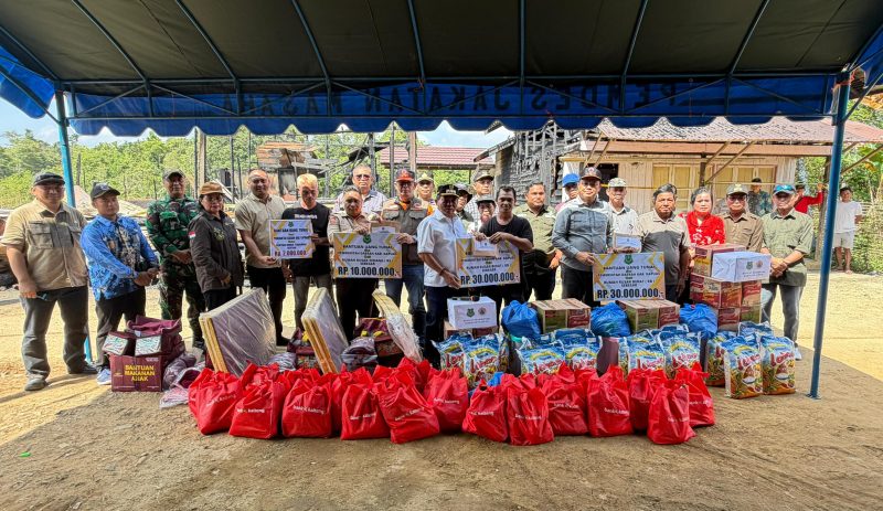 Bupati Kapuas HM Wiyatno didampingi Sekretaris Daerah Usis I Sangkai saat menyerahkan bantuan kepada warga yang terdampak musibah kebakaran di Desa Jakatan Masaha, Kecamatan Mandau Talawang, Sabtu (25/4/2026).