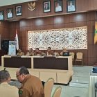 Bupati Kapuas HM Wiyatno saat menyampaikan paparan pada kegiatan Rapat Penilaian Kinerja Stunting Kabupaten/Kota se-Kalimantan Tengah Tahun 2026 yang dilaksanakan secara hybrid, bertempat di Aula Bapperida Kabupaten Kapuas, Senin (27/4/2026).
