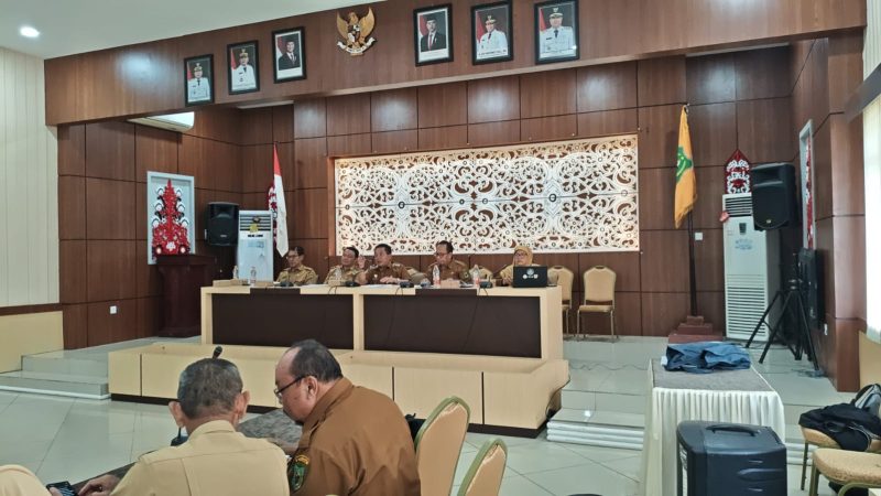 Bupati Kapuas HM Wiyatno saat menyampaikan paparan pada kegiatan Rapat Penilaian Kinerja Stunting Kabupaten/Kota se-Kalimantan Tengah Tahun 2026 yang dilaksanakan secara hybrid, bertempat di Aula Bapperida Kabupaten Kapuas, Senin (27/4/2026).