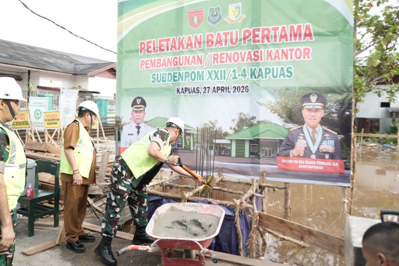 Peletakan batu pertama pembangunan Kantor Subdenpom XXII/1-4 Kapuas yang dilakukan oleh Komandan Pusat Polisi Militer Angkatan Darat (Danpuspomad) Mayor Jenderal TNI Eka Wijaya Permana di Markas Subdenpom XXII/1-4 Kapuas, Senin (27/4/2026). 