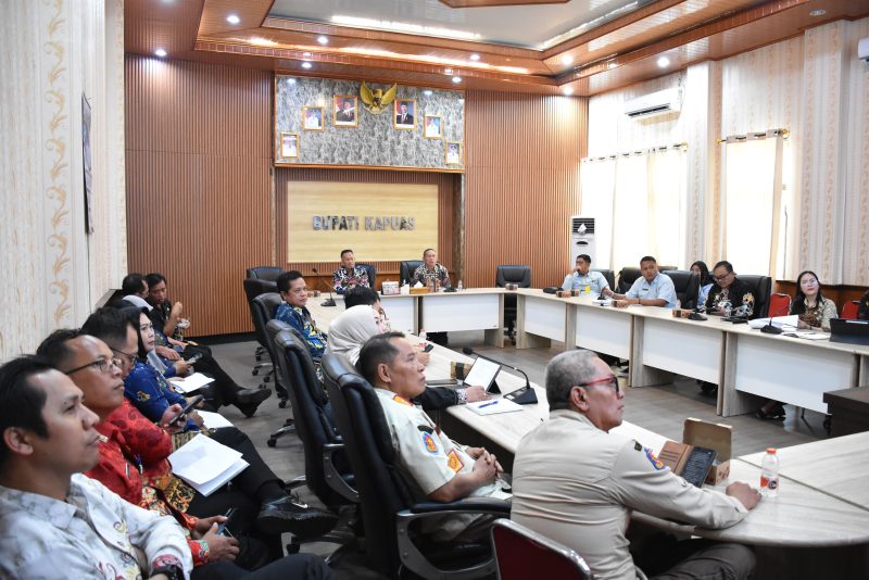 Dinas Perumahan Rakyat, Kawasan Permukiman dan Pertanahan (Disperkimtan) menggelar rapat terkait penyusunan regulasi Rancangan Peraturan Bupati (Perbup) tentang pengelolaan New Side Development (NSD) dan rumah susun (rusun) di Ruang Rapat Kantor Bupati Kapuas, Kamis (30/4/2026). 