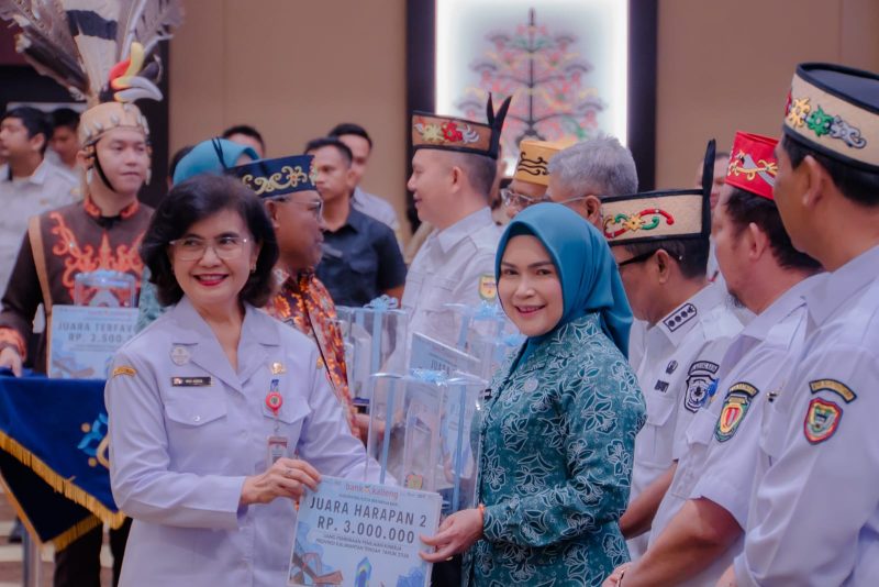 Ketua TP PKK Kabupaten Kapuas Hj. Siti Saniah Wiyatno saat menerima penghargaan kepada pemerintah kabupaten/kota se-Kalimantan Tengah yang telah menyelesaikan dokumen Peta Jalan Pembangunan Kependudukan (PJPK) 2025–2029 serta penilaian kinerja stunting tahun 2025, di Aula Jayang Tingang Kantor Gubernur Kalimantan Tengah, Rabu (29/4/2026).