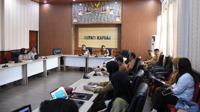 Staf Ahli Bupati Kapuas, Budi Kurniawan didampingi Kepala Dinas PMPTSP Kapuas Teguh Yunianto saat memimpin Rapat Pengambilan Keputusan dalam rangka penerbitan Kesesuaian Kegiatan Pemanfaatan Ruang (KKPR), Selasa (3/2/2026). 