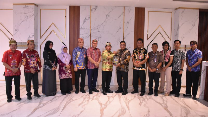 Bupati Kapuas, HM Wiyatno terima cinderamata dari Badan Narkotika Nasional (BNN) Provinsi Kalimantan Tengah, di Rumah Jabatan Bupati Kapuas, Jumat (6/2/2026).