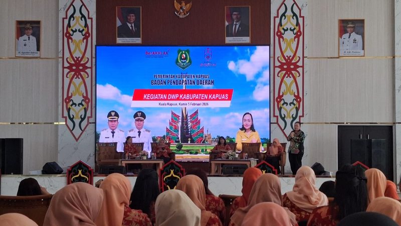 Kepala Bapenda sekaligus Ketua Dharma Wanita Persatuan (DWP) Bapenda Kapuas, Yaya saat mempresentasikan dan Memberikan Penyuluhan tentang Pajak Daerah