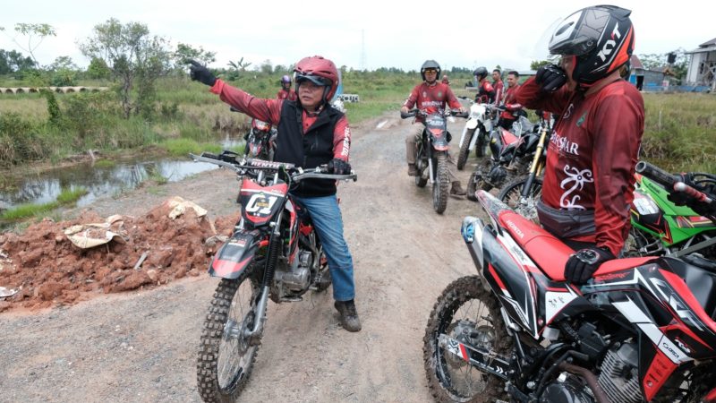Bupati Kapuas melaksanakan kegiatan peninjauan ke sejumlah lokasi di Kecamatan Selat dan Kecamatan Kapuas Hilir dengan menggunakan sepeda motor trail, Minggu (8/2/2026).