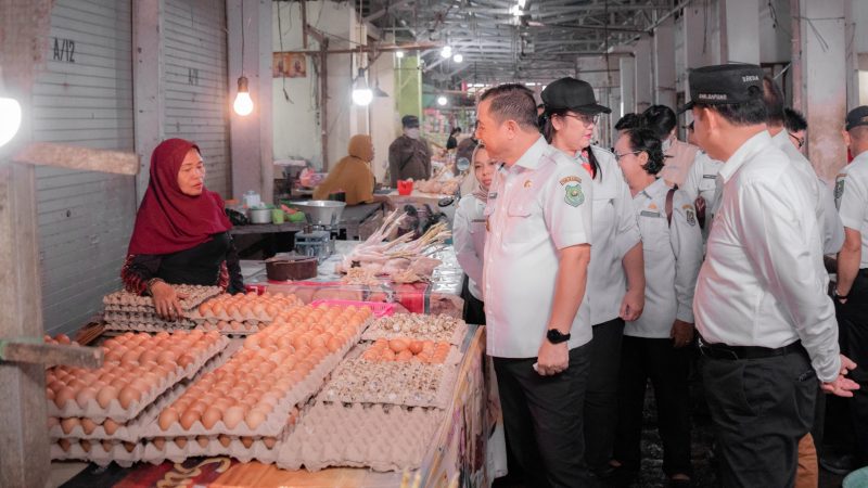 Wakil Bupati Kapuas, Dodo dan jajaran melakukan peninjauan langsung harga dan ketersediaan bahan pokok di Pasar Blok R, Kuala Kapuas, pada Rabu (11/2/2026).