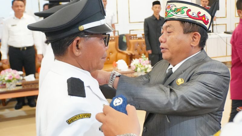 Bupati Kapuas Muhammad Wiyatno melantik Penjabat Kepala Desa dan Anggota BPD PAW di Ruang Rapat Rumah Jabatan Bupati Kapuas, Rabu (11/2/2026).