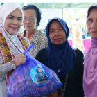 Ketua TP PKK Kapuas, Ny Hj Siti Saniah Wiyatno bersama kader laksanakan kegiatan sosial di bulan suci Ramadhan dengan membagikan sembako kepada para lansia di Kecamatan Kapuas Hilir, Senin (2/3/2026).