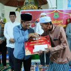 Staf Ahli Bupati Bidang KSDM Budi Kurniawan saat menyerahkan bantuan kepada pengurus Masjid pada kegiatan Safari Ramadhan Pemkab Kapuas di Masjid Nurul Taqwa, Desa Anjir Mambulau Timur, Kecamatan Kapuas Timur, Selasa (3/3/2026).