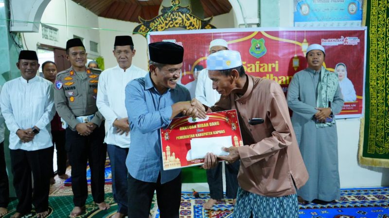 Staf Ahli Bupati Bidang KSDM Budi Kurniawan saat menyerahkan bantuan kepada pengurus Masjid pada kegiatan Safari Ramadhan Pemkab Kapuas di Masjid Nurul Taqwa, Desa Anjir Mambulau Timur, Kecamatan Kapuas Timur, Selasa (3/3/2026).