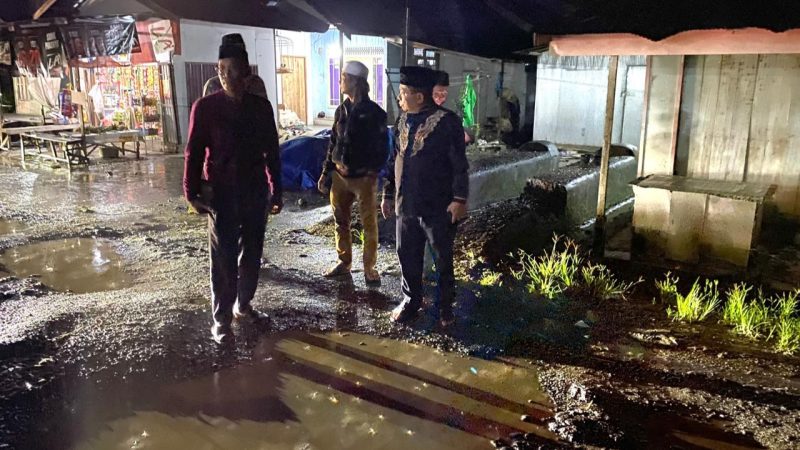 Bupati Kapuas HM Wiyatno dan jajaran saat meninjau kondisi jalan di wilayah Desa Tamban Baru Timur, Kecamatan Tamban Catur yang berbatasan dengan Provinsi Kalimantan Selatan, Sabtu (7/3/2026).