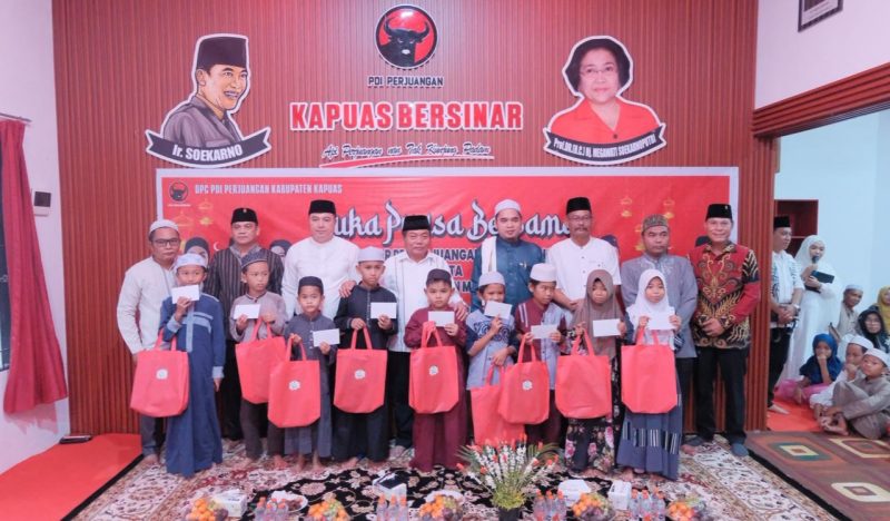 Bupati Kapuas HM Wiyatno berfoto bersama anak-anak panti asuhan usai penyerahan bingkisan dalam kegiatan Buka Puasa Bersama Keluarga Besar PDI Perjuangan Kabupaten Kapuas, Minggu (9/3/2026).
