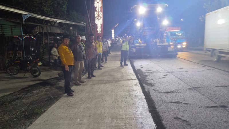 Bupati Kapuas HM Wiyatno saat meninjau progress pekerjaan pengaspalan jalan Nasional wilayah Kabupaten Kapuas, tepatnya di Jalan Meranti, Senin (9/3/2026) malam.