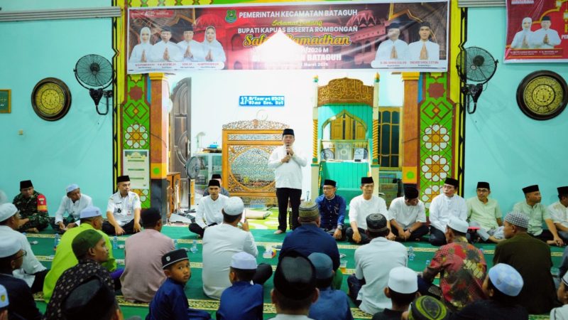 Bupati Kapuas HM Wiyatno sambutan pada Safari Ramadan di Masjid Al-Mubarak, Kelurahan Pulau Kupang, Kecamatan Bataguh, Rabu (11/3/2026). 