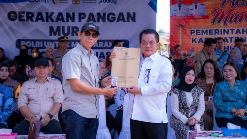Kartu Huma Betang Sejahtera diserahkan oleh Staf Ahli Gubernur Kalteng, Hamka kepada Bupati Kapuas sebagai simbolis dimulainya program tersebut di Kabupaten Kapuas, Jumat (13/3/2026).