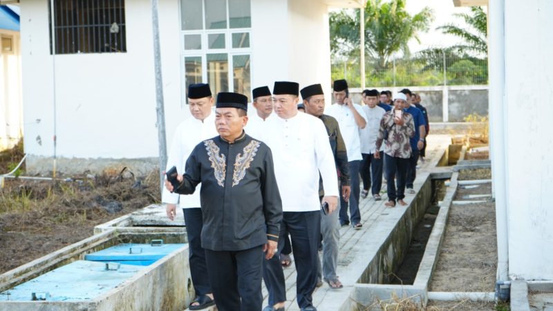 Bupati Kapuas HM Wiyatno saat meninjau bangunan Puskesmas di Desa Sakata Bangun, Kecamatan Mantangai, Jumat (13/3/2026).