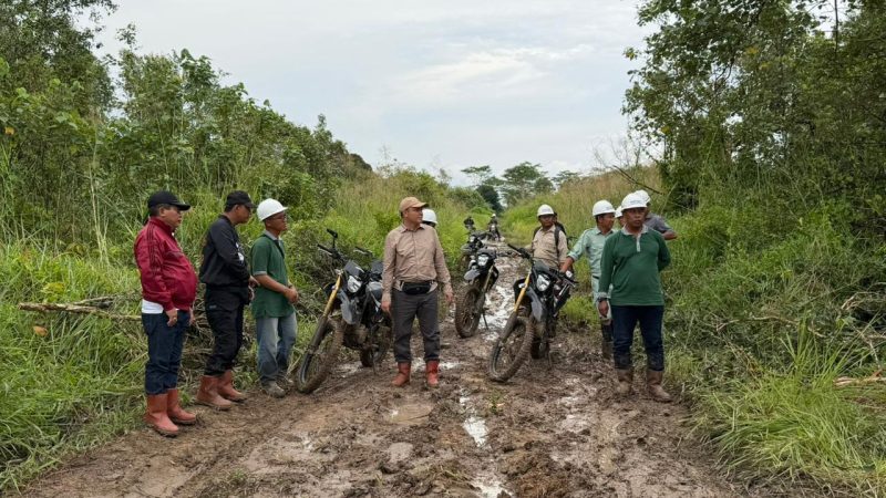 Bupati Kapuas HM Wiyatno dan jajaran meninjau langsung kondisi sejumlah ruas jalan rusak di wilayah Kecamatan Kapuas Kuala dan Kecamatan Bataguh, Minggu (15/3/2026).