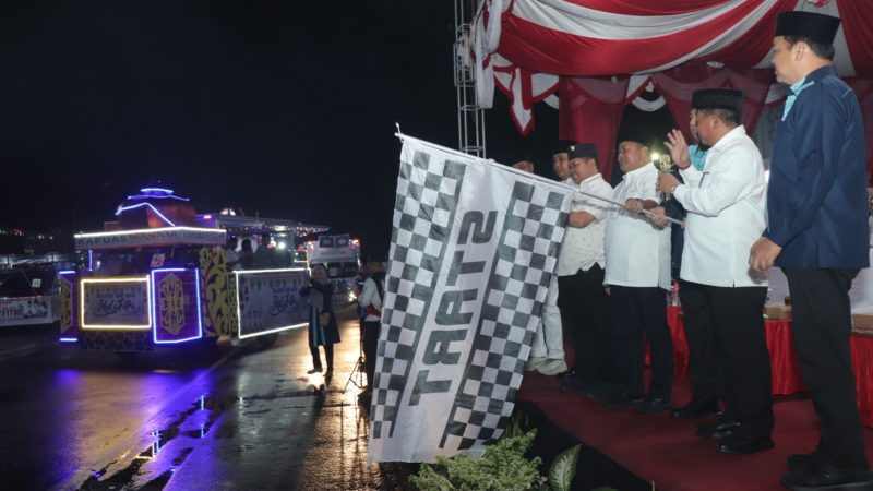 Bupati Kapuas HM Wiyatno saat melepas rombongan peserta Pawai Gema Takbir dalam rangka menyambut Hari Raya Idul Fitri 1447 Hijriah/2026 Masehi, Jumat (20/3/2026) malam di depan GOR Panunjung Tarung