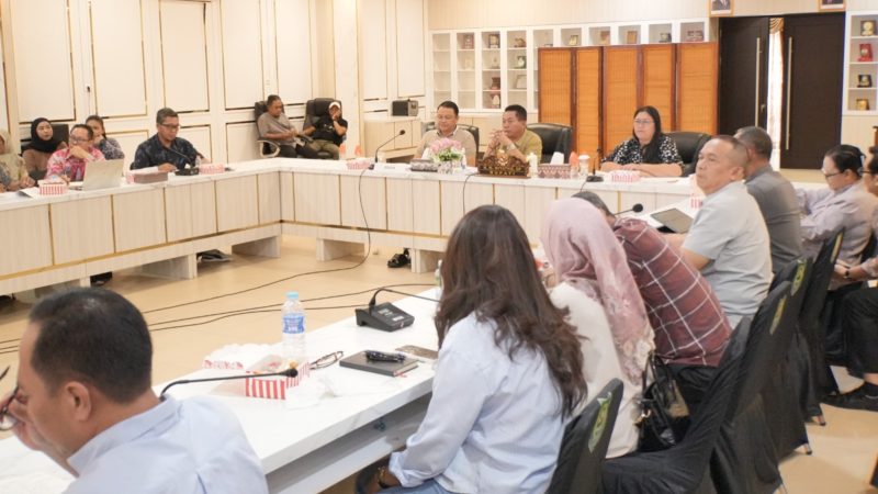 Bupati Kapuas, HM Wiyatno, menggelar rapat bersama jajaran Perusahaan Daerah Air Minum (PDAM) Kapuas, Sabtu (28/3/2026) di Ruang Rapat Rujab Bupati.