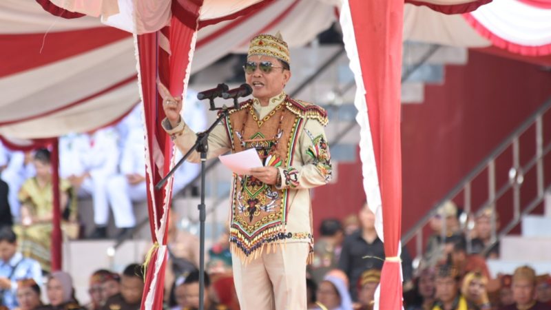 Gubernur Kalteng H Agustiar Sabran bertindak sebagai Inspektur Upacara pada Peringatan Hari Jadi Kota Kuala Kapuas ke-220 dan Hari Ulang Tahun Pemerintah Kabupaten Kapuas ke-75, di Stadion Panunjung Tarung Kuala Kapuas, Senin (30/3/2026).