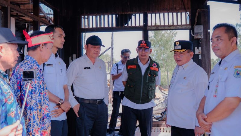 Bupati Kapuas H Muhammad Wiyatno bersama Sekretaris Daerah Kabupaten Kapuas Usis I Sangkai saat melakukan peninjauan rumah korban kebakaran di Desa Pulau Kupang, Kecamatan Bataguh, Rabu (1/4/2026).