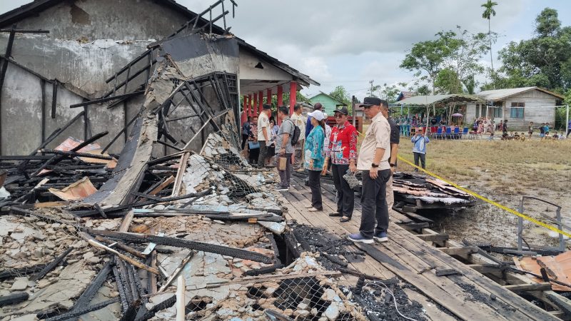 Wakil Bupati Kapuas, Dodo didampingi sejumlah Kepala OPD meninjau langsung lokasi kebakaran yang melanda SDN 1 Lamunti di Kecamatan Mantangai, Kamis (2/4/2026).