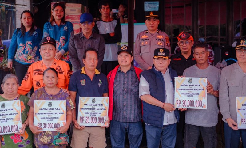 Bupati Kapuas H. Muhammad Wiyatno bersama Sekretaris Daerah Kabupaten Kapuas Usis I. Sangkai menyerahkan bantuan kepada korban kebakaran di Desa Lawang Kamah Kecamatan Timpah, Kamis (2/4/2026).