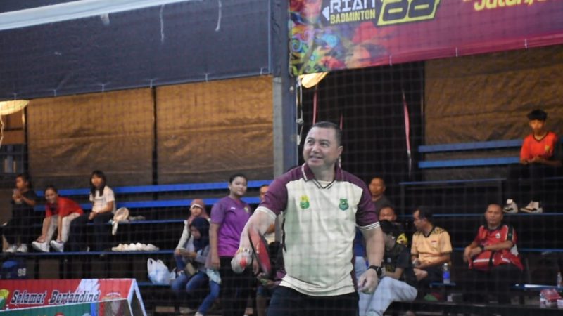 Wakil Bupati Kapuas Dodo membuka secara resmi Kejuaraan Bulutangkis Bupati Cup Tahun 2026 di Supports Arena 88 Arhensa, Kuala Kapuas, Sabtu (4/4/2026). 