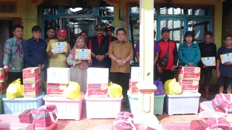 Bupati Kapuas menyerahkan bantuan langsung kepada korban kebakaran di Jalan Anggrek, Selat Tengah, Kecamatan Selat
