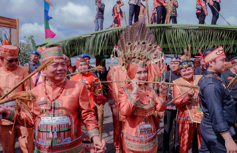 Bupati Kapuas HM Wiyatno bersama jajaran Kepala OPD saat berada diatas kapal dalam pelaksanaan kegiatan Banama Hai dalam rangka memperingati Hari Jadi Kota Kuala Kapuas ke-220 dan Hari Ulang Tahun Pemkab Kapuas ke-75, Senin (6/4/2026).