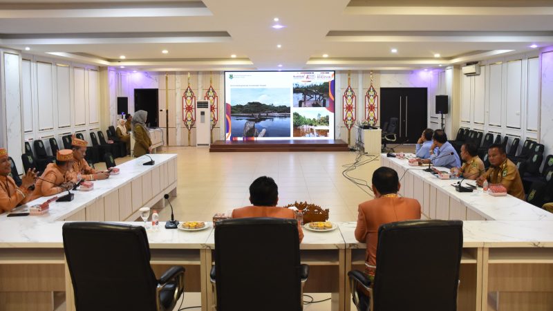 Bupati Kapuas Muhammad Wiyatno memimpin rapat koordinasi pembangunan jembatan menuju Desa Lawang Kamah, Kecamatan Timpah, di Ruang Rapat Rumah Jabatan Bupati Kapuas, Senin (6/4/2026).