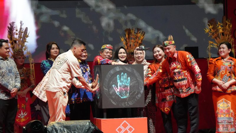 Bupati Kapuas HM Wiyatno didampingi Wakil Bupati Dodo saat membuka secara resmi Expo Kapuas 2026 di kawasan Stadion Panunjung Tarung, Jalan Maluku, Senin (6/4/2026) malam. 
