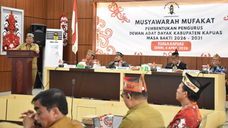 Bupati Kapuas HM Wiyatno secara resmi membuka kegiatan Musyawarah Mufakat Pembentukan Pengurus Dewan Adat Dayak (DAD) Kabupaten Kapuas Masa Bakti 2026–2031, yang dilaksanakan di Aula Bapperida Kapuas, Senin (6/4/2026).