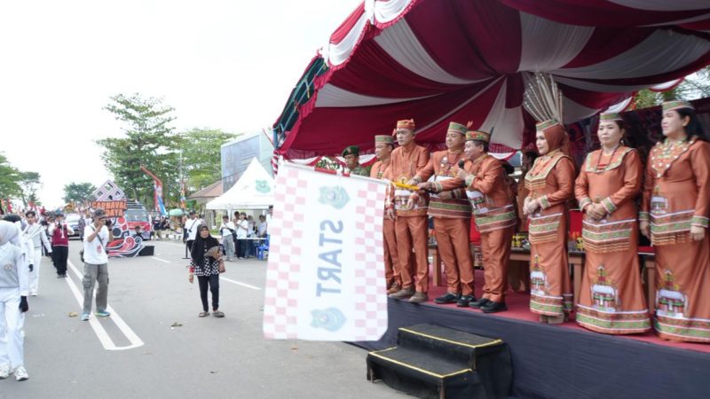 Karnaval Budaya Kapuas Bersinar dilepas secara langsung oleh Bupati Kapuas HM Wiyatno dan Wakil Bupati Kapuas Dodo, bertempat di Depan Rumah Jabatan Wakil Bupati Kapuas, Sabtu (11/4/2026).