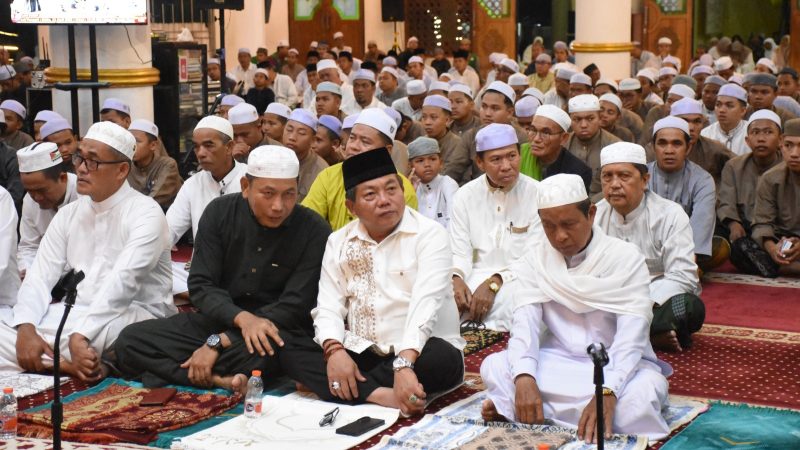 Peringatan Haul Ganal ke-220 Maulana Syech Muhammad Arsyad Al Banjary berlangsung khidmat di Masjid Agung Al Mukarram Kuala Kapuas, dihadiri ratusan jamaah dari berbagai wilayah, Sabtu (11/4/2026) malam.