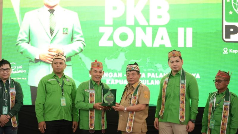 Bupati Kapuas H. Muhammad Wiyatno saat menerima cindera mata pada Musyawarah Cabang (Muscab) Partai Kebangkitan Bangsa (PKB) Zona II yang digelar di Ballroom Hotel Permata Inn Kuala Kapuas, Senin (13/4/2026).