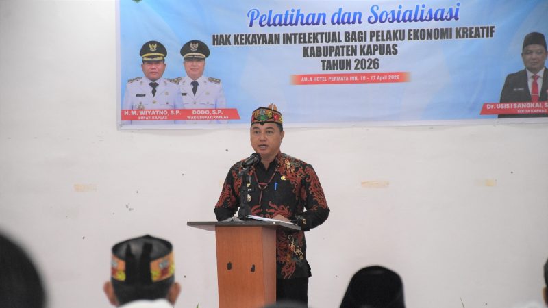Wakil Bupati Kapuas Dodo saat memberikan sambutan pada kegiatan Pelatihan dan Sosialisasi Hak Kekayaan Intelektual (HKI) bagi pelaku ekonomi kreatif tahun 2026, bertempat di Aula Hotel Permata Inn, Jalan Cilik Riwut, Kamis (16/4/2026).