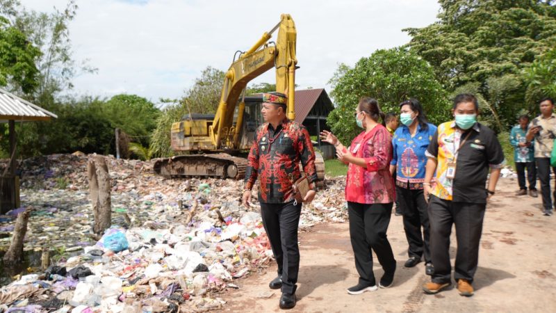 Wakil Bupati Kapuas, Dodo, didampingi Ketua Gabungan Organisasi Wanita (GOW) Kabupaten Kapuas, Ny. Hertitati Dodo, meninjau Tempat Pengolahan Akhir (TPA) Palinget, Kamis (16/4/2026).