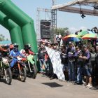 Pelepasan peserta Bupati Kapuas Trail Adventure #4 di Gedung Pertemuan Umum (GPU) Manggatang Tarung Kuala Kapuas, Sabtu (18/4/2026). 