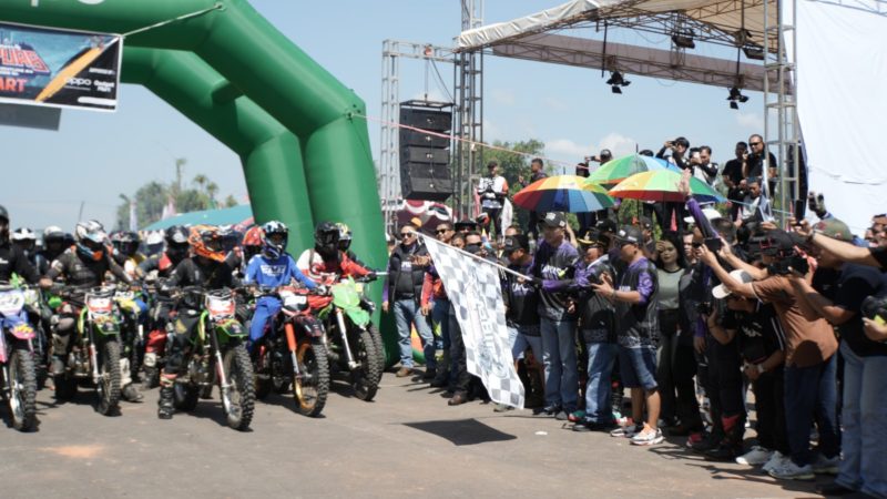 Pelepasan peserta Bupati Kapuas Trail Adventure #4 di Gedung Pertemuan Umum (GPU) Manggatang Tarung Kuala Kapuas, Sabtu (18/4/2026). 