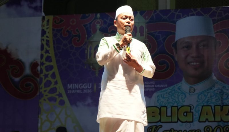 Ustadz Das’ad Latif saat menyampaikan ceramah agama pada acara Tablig Akbar Kapuas 2026 di halaman Masjid Agung Al Mukarram Amanah, Minggu (19/4/2026) malam.