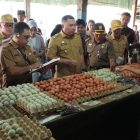 Wakil Bupati Kapuas, Dodo, didampingi Sekretaris Daerah Kapuas Usis I Sangkai, dan sejumlah Kepala OPD terkait melakukan peninjauan harga bahan pokok di kawasan Pasar Blok R, Kuala Kapuas, Selasa (21/4/2026).