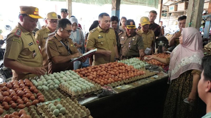 Wakil Bupati Kapuas, Dodo, didampingi Sekretaris Daerah Kapuas Usis I Sangkai, dan sejumlah Kepala OPD terkait melakukan peninjauan harga bahan pokok di kawasan Pasar Blok R, Kuala Kapuas, Selasa (21/4/2026).