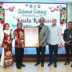 Bupati Kapuas HM Wiyatno saat menyerahkan cindera mata kepada kedatangan President Noor Dubai Foundation Mr Nasser Albudoor serta Duta Besar Uni Emirat Arab untuk Indonesia Mr HE Abdullah Salem Aldhaheri di Rumah Jabatan Bupati Kapuas, Kamis (23/4/2026) malam.